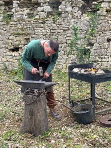 forgeron à la fête du château de la Renaudie
